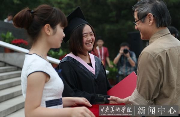 2013届毕业典礼隆重举行