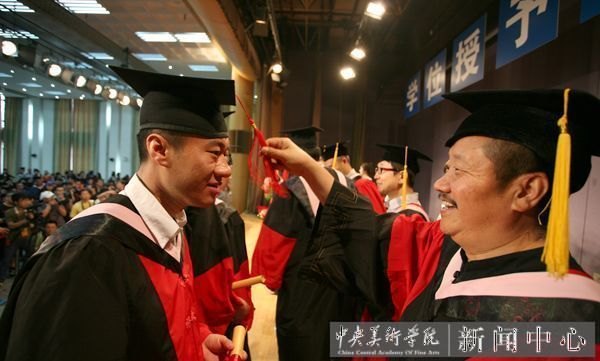 2013届毕业典礼隆重举行