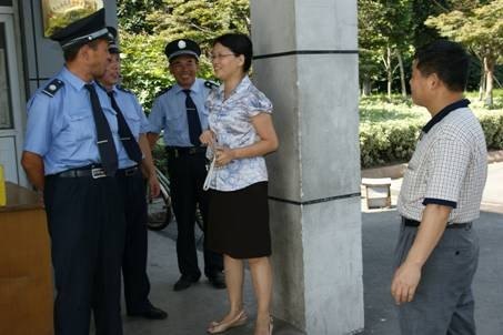 校领导慰问暑期坚守岗位保卫工作人员