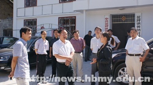 戴小明一行到黄鹤村检查新农村建设工作