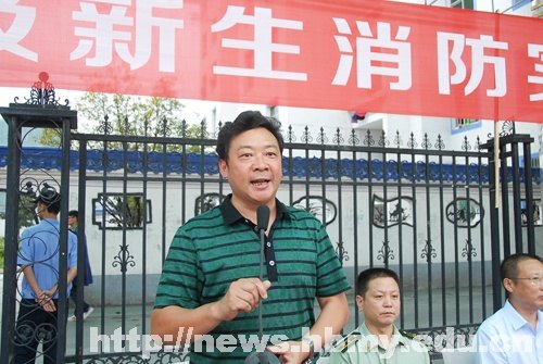 学校举行2012级新生消防实战演练