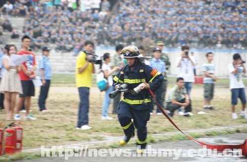学校举行2012级新生消防实战演练