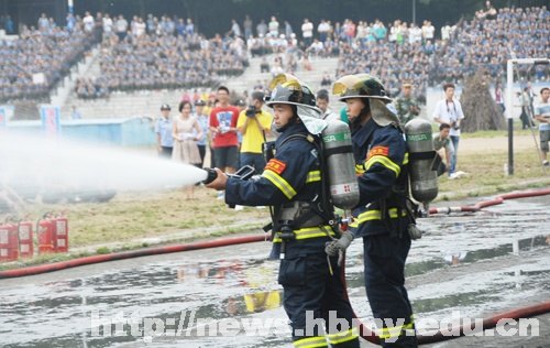 学校举行2012级新生消防实战演练
