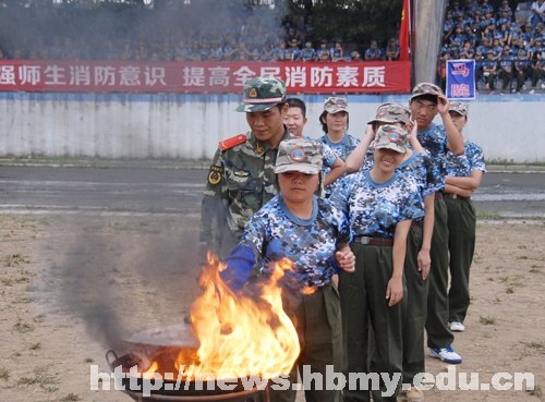 学校举行2012级新生消防实战演练