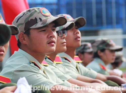 湖北民族学院隆重举行2012级军训阅兵暨总结大会