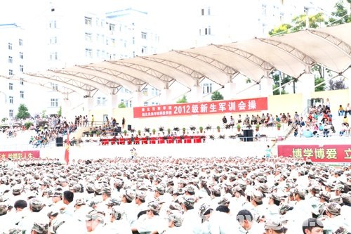 军训团举行军训会操