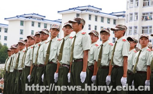 军训团举行军训会操