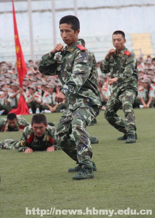 军训团举行军训会操