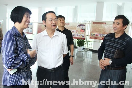 国家民委副巡视员王居一行来湖北民族学院检查指导工作