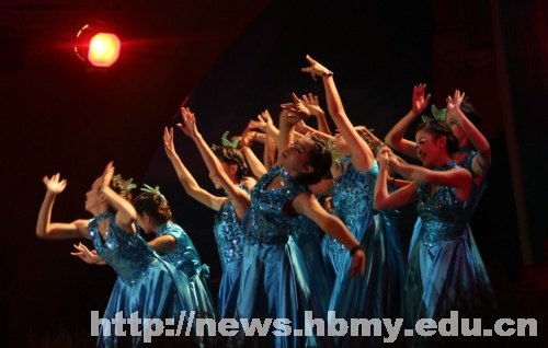 “风华秋韵 新耀桂园”---学校举行欢迎2012级新生晚会