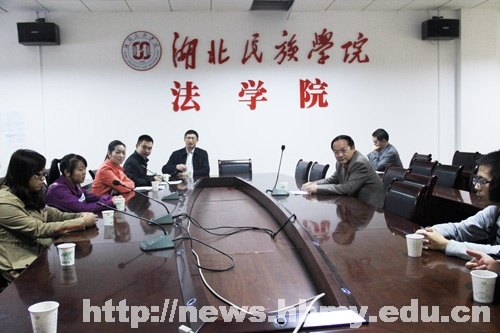 戴小明在化环学院、法学院访谈学生代表