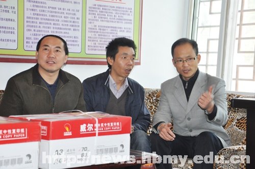 信息工程学院党员干部赴黄鹤村学习体验社会主义新农村建设