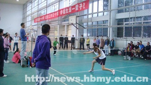 学校举办第四届“和谐杯”教职工羽毛球赛