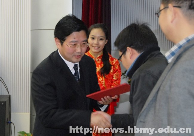 学校隆重表彰优秀学生