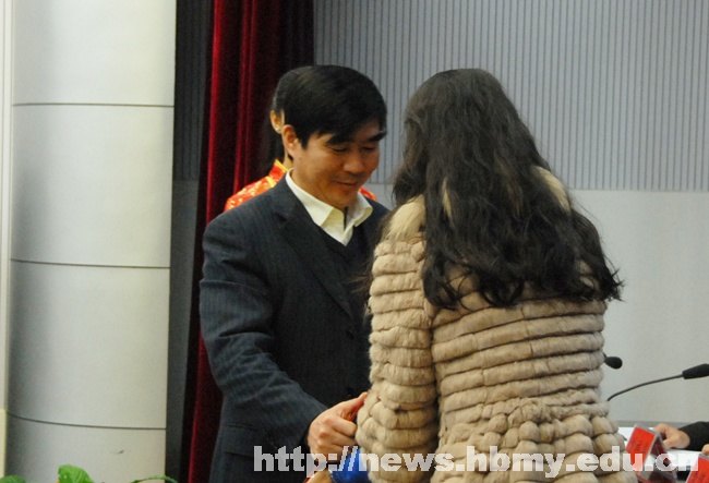 学校隆重表彰优秀学生