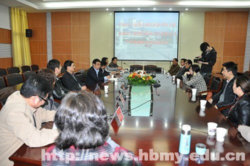 民建湖北民族学院支部与恩施巨鑫公司洽谈校企合作