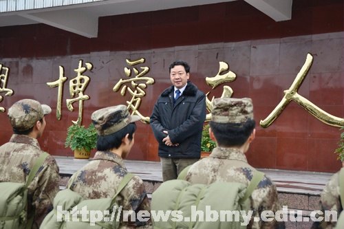 湖北民族学院20名学子携笔从戎 奔赴绿色军营