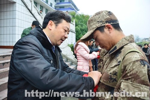 湖北民族学院20名学子携笔从戎 奔赴绿色军营