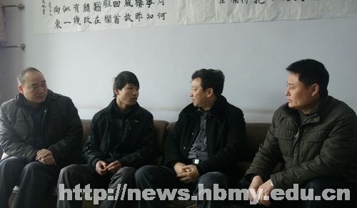 吴建清走访慰问家庭经济困难学生代表