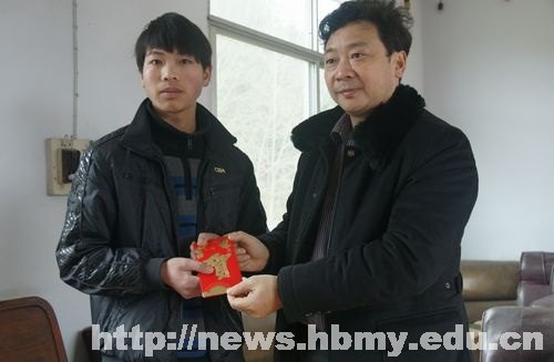 吴建清走访慰问家庭经济困难学生代表