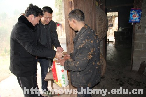“三万”活动工作组访贫问寒活动掠影