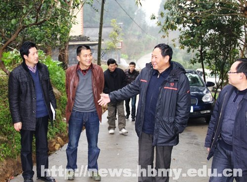 州委组织部到湖北民族学院“三万”工作驻点村检查、交流工作