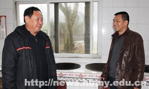 州委组织部到湖北民族学院“三万”工作驻点村检查、交流工作