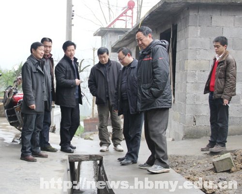 州委组织部到湖北民族学院“三万”工作驻点村检查、交流工作