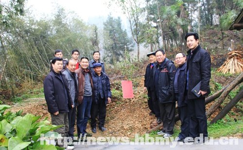 州委组织部到湖北民族学院“三万”工作驻点村检查、交流工作