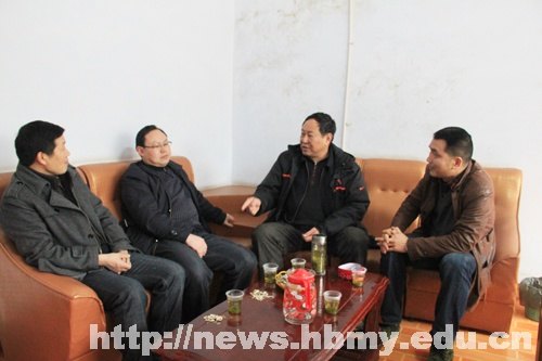 州委组织部到湖北民族学院“三万”工作驻点村检查、交流工作