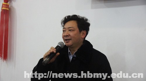 学校领导与寒假留校学生同吃团年饭共迎新春