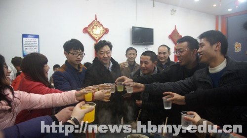 学校领导与寒假留校学生同吃团年饭共迎新春