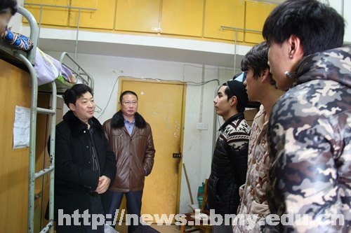 学校领导与寒假留校学生同吃团年饭共迎新春