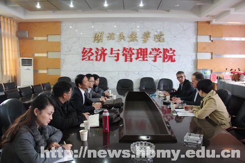 英国德比大学霍顿教授一行来湖北民族学院访问