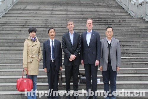 英国德比大学霍顿教授一行来湖北民族学院访问