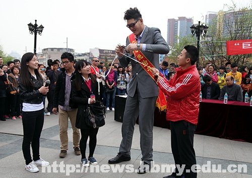 亚洲第一巨人来湖北民族学院义演 为山区小学献爱心