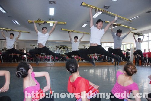 湖北民族学院学生再走“鲜花”之路