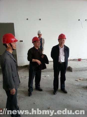 学校领导视察综合教学大楼工地