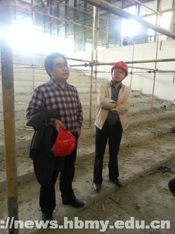 学校领导视察综合教学大楼工地