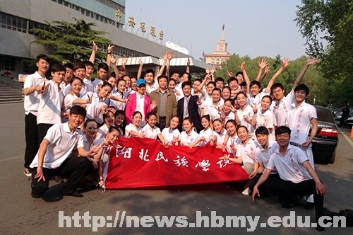 吴建清慰问湖北民族学院“五月的鲜花”参演人员