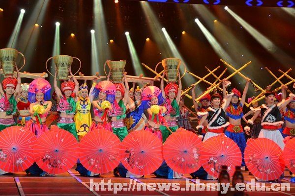 湖北民族学院学生三登“五月的鲜花” 传统体育演绎青春中国梦