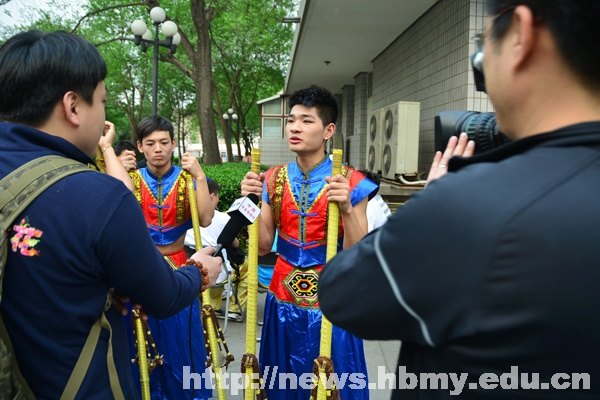 湖北民族学院学生三登“五月的鲜花” 传统体育演绎青春中国梦