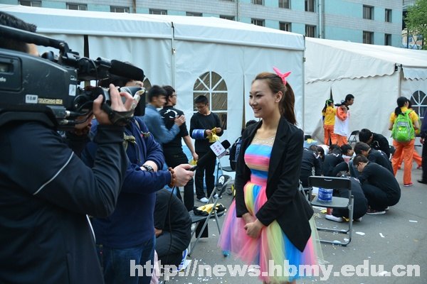 湖北民族学院学生三登“五月的鲜花” 传统体育演绎青春中国梦