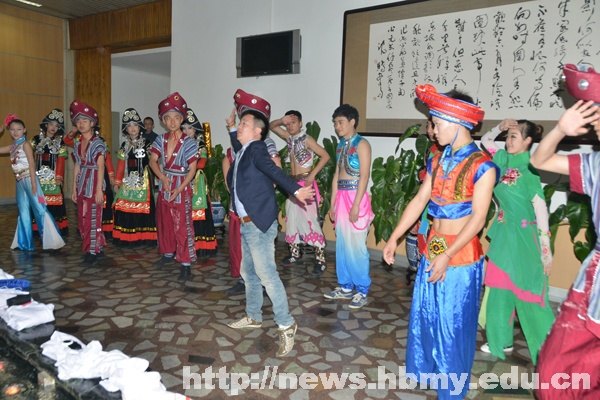 湖北民族学院学生三登“五月的鲜花” 传统体育演绎青春中国梦