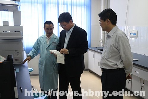 恩施州副州长檀坤华一行来湖北民族学院检查指导科研工作