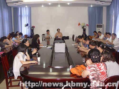 中央民族大学图书馆馆长李德龙一行到湖北民族学院图书馆交流访问