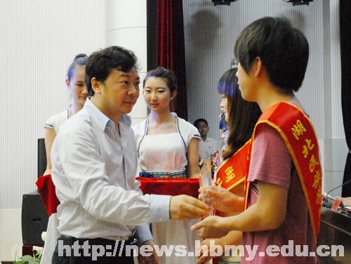 学校隆重举行2012-2013学年度团学工作表彰大会