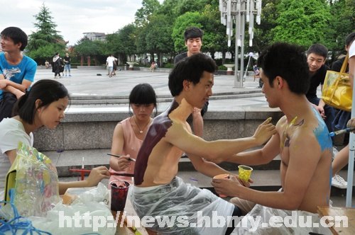 人体做画布 废物变宝贝 美术协会比赛精彩多