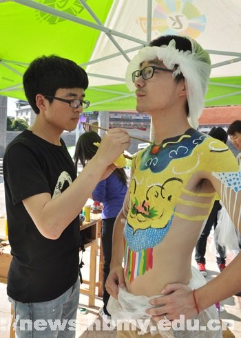 人体做画布 废物变宝贝 美术协会比赛精彩多