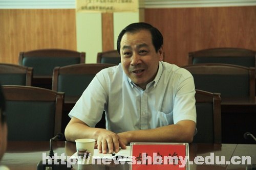 湖北省外事侨务办公室副主任胡应海一行到湖北民族学院检查工作